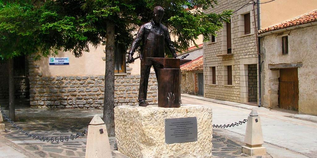 monumento trabajadores alcoroches